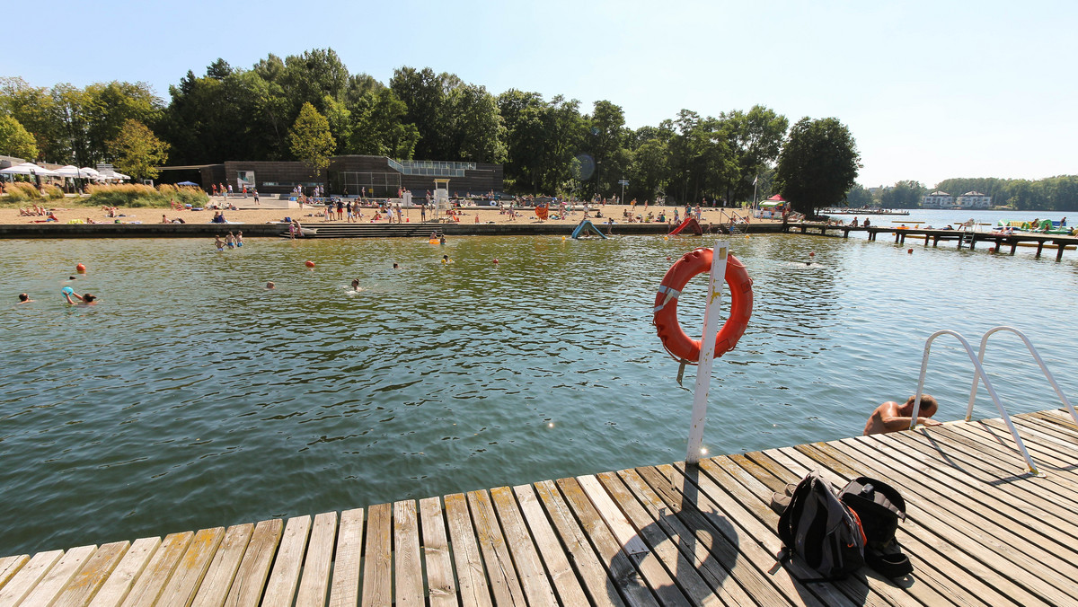 W sezonie letnim mieszkańcy Poznania mogą korzystać z sześciu kąpielisk miejskich, w tym z otwartej w tym roku Plaży Parkowej w Kiekrzu. W mieście ochłody można szukać także w basenie letnim Chwiałka, a od piątku również w pływalni w parku Kasprowicza.
