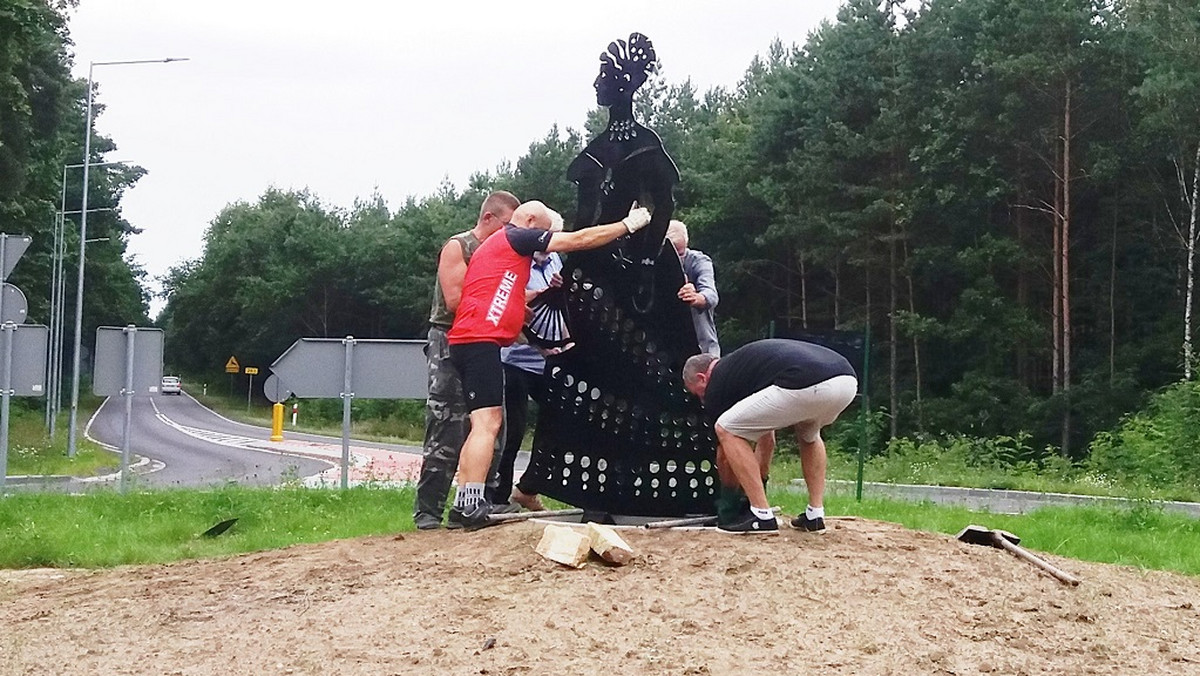 Na rondzie w Zielonej Górze Zatoniu stanął pomnik księżnej Doroty de Talleyrand-Périgord. - Chcieliśmy w ten sposób upamiętnić tą najsłynniejszą z mieszkanek Zatonia na zasadzie takiego "witacza", który będzie właśnie witał przyjeżdżających od strony centrum miasta - mówi Onetowi Jarosław Skorulski ze stowarzyszenia Nasze Zatonie.