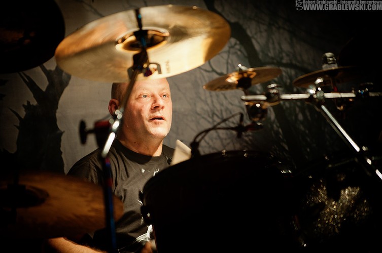 Arkadiusz Letkiewicz gra na perkusji w zespole Hunter