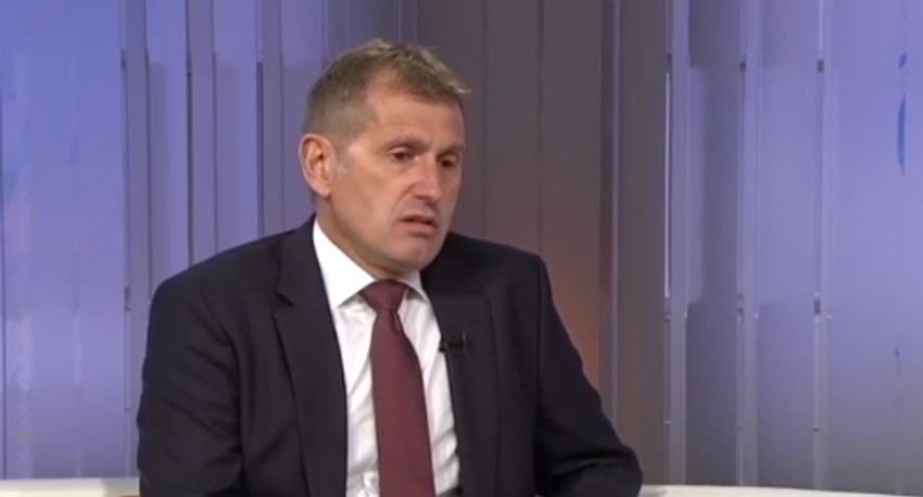 Direktor policije Vladimir Rebić smatra da zbog velike aktivnosti policije, "češljanja" terena i zaustavljanja vozila, otmičari nisu ni stigli da stupe u kontakt sa članovima porodice.