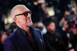 Kako je "NAJRUŽNIJI" GLUMAC  naterao tri najlepše žene sveta da mu rode decu? Ne mare za bore i sedu kosu, a dve su skoro DUPLO MLAĐE od njega