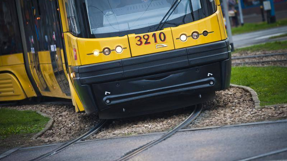 Mieszkańcy stołecznego Gocławia nie chcą drogi i tramwaju. Nie zgadzają się na wycinkę drzew i dewastację terenów zielonych podczas realizacji tej inwestycji. Zbierają podpisy pod petycją w tej sprawie do prezydenta Warszawy Rafała Trzaskowskiego.