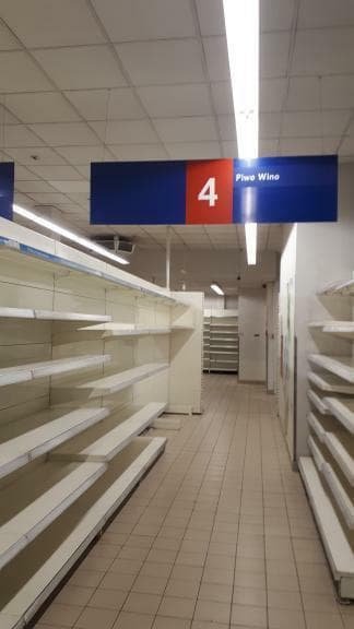 Puste półki sklepowe w Tesco przy ulicy Dobrego Pasterza