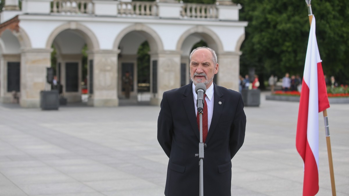 Obchody 60. rocznicy Poznańskiego Czerwca na dobre nie zdążyły się jeszcze rozpocząć, a już stały się obiektem politycznych przepychanek. Minister Antoni Macierewicz chce, by podczas głównych uroczystości rocznicowych wspomnieć o ofiarach katastrofy smoleńskiej. Jacek Jaśkowiak robi wszystko, aby do tego nie doszło.