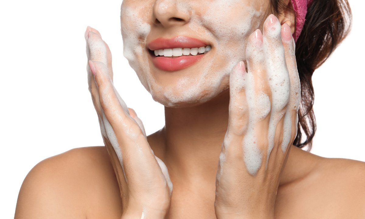 Ta lekka pianka wycisza choćby zaawansowany trądzik. Wysysa zaskórniki jak odkurzacz