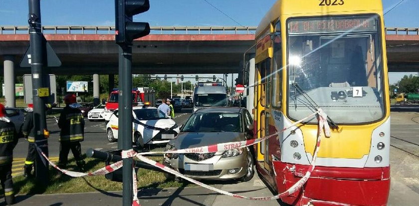 Wypadek tramwaju z osobówką. Utrudnienia