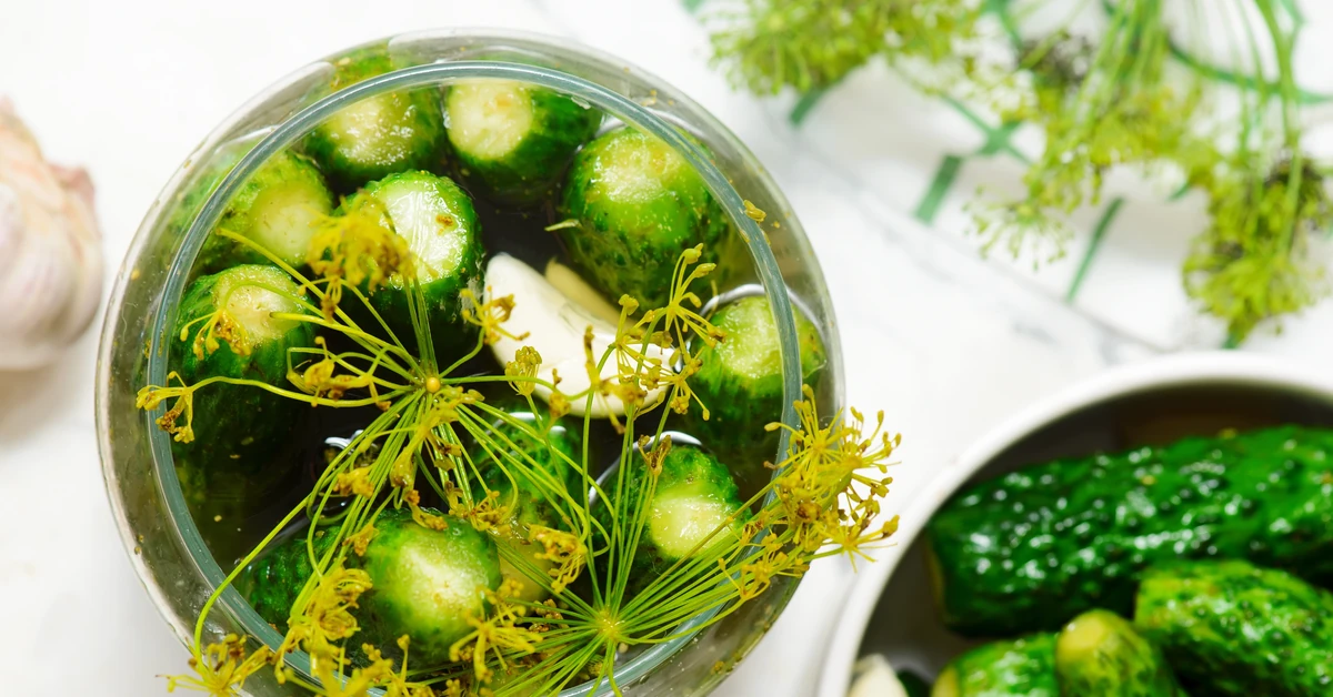 Niebieski czosnek w ogórkach kiszonych. Czy można go jeść? Mało osób o tym wie