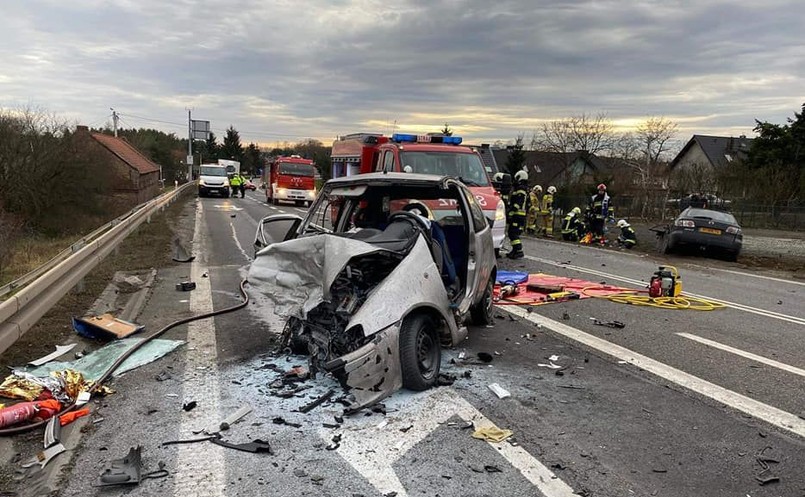 Szczątki fiata, w tle mazda sprawcy