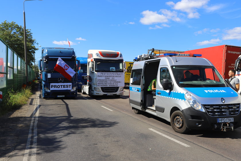 Kierowcy chcą, żeby Ukraińcy skrócili kolejki dla pustych ciężarówek. W proteście zablokowali przejście w Dorohusku. Puszczamy jedno auto na godzinę