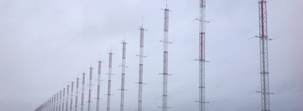 Rosyjski radar pozahoryzontalny Kontejner składa się z wielu anten o wysokości 30 m