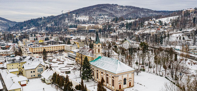 Trudne warunki w Beskidach. Szlaki są oblodzone