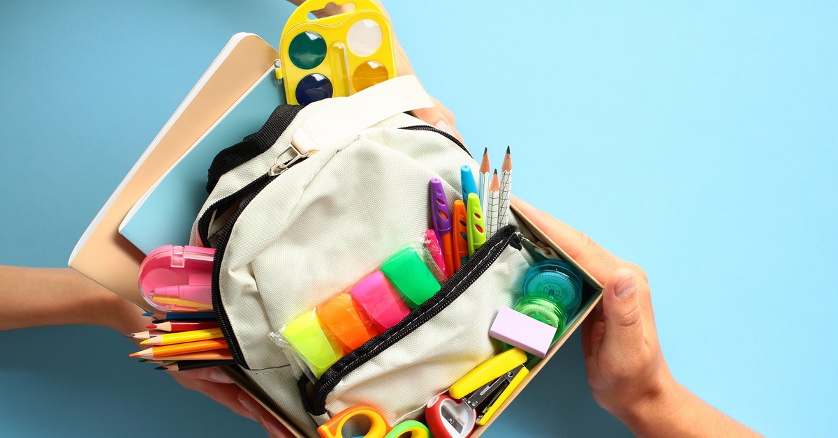 Wprawka na rok szkolny 2025/2026. W popularnych sieciach sklepów jest taniej niż przed rokiem