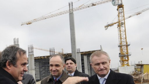 Michel Platini (L), Hrihorij Surkis (P) w Kijowie