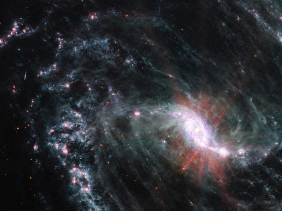 Zbliżenie galaktyki spiralnej na czarnym tle.