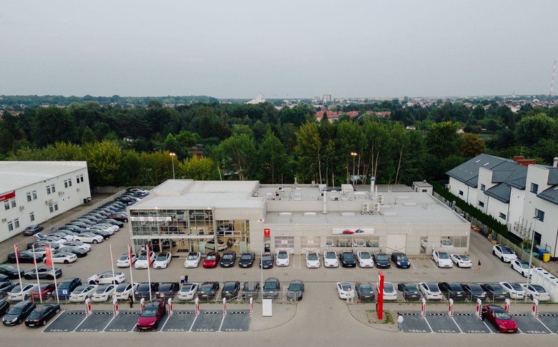 Tesla uruchamia nowy supercharger w Warszawie