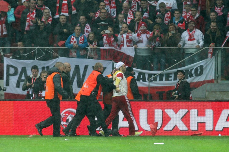 Ochrona wyprowadza polskiego kibica z boiska