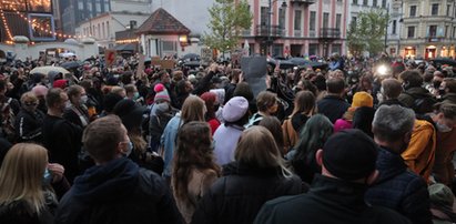 Znicze i wysypana ziemia przed siedzibą PiS w Łodzi