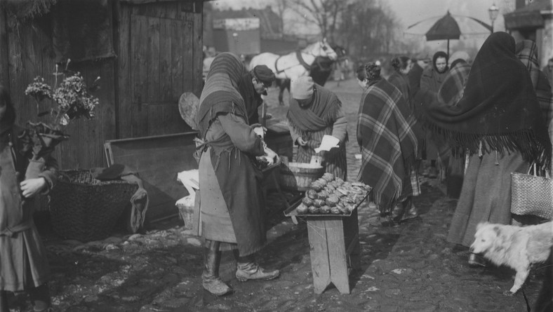 Sprzedaż pączków na Kercelaku w Warszawie w 1927 r.