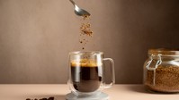 Kávé és vitaminok: miért számít az időzítés? Egyes vitaminoknál a koffein inkább ellenség, mint barát! című cikk nyitóképe