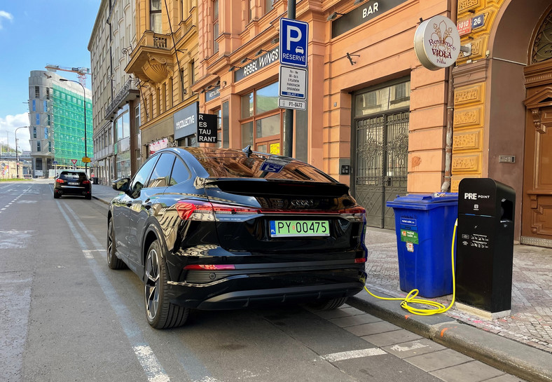 Ładowanie i darmowe parkowanie na ulicach czeskiej Pragi