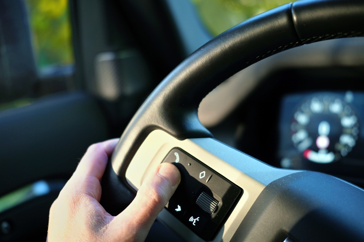 Kamera často číta značky nesprávne a auto pípa bez dôvodu. Vodiči musia systém vypínať pred každou jazdou cez menu infotainmentu. 