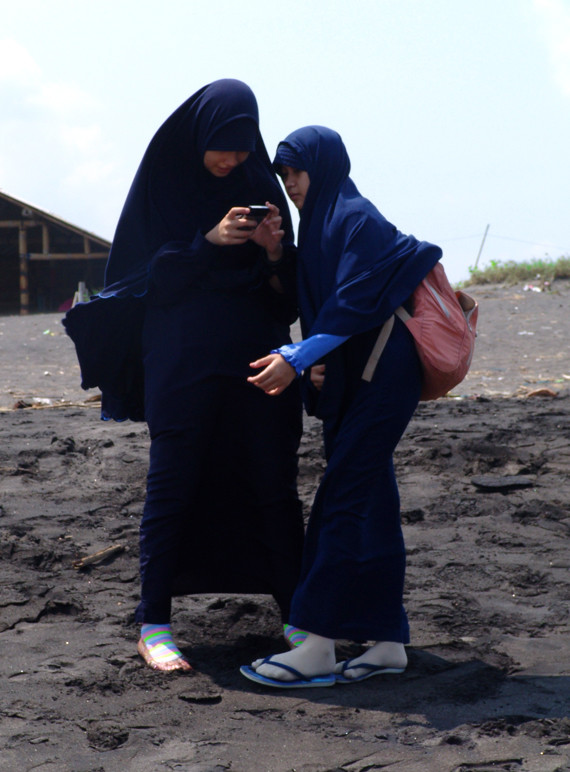 Indonezja - czadory na plaży
