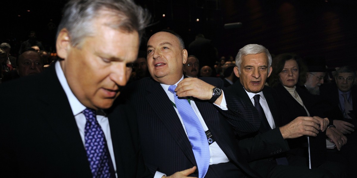 Aleksander Kwaśniewski, Wiaczesław Mosze Kantor i Jerzy Buzek podczas 65. rocznicy wyzwolenia Auschwitz w 2010 r.