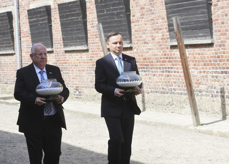 Prezydent Andrzej Duda (P) i prezydent Izraela Reuven Riwlin (L) przed Ścianą Śmierci, przy bloku 11 byłego obozu Auschwitz I w Oświęcimiu