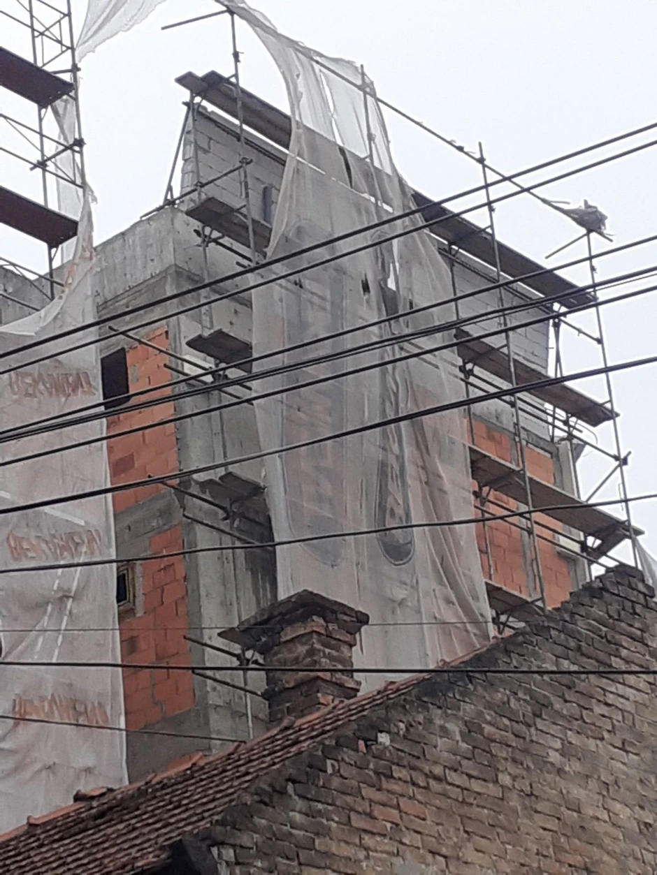 Zgrada na kojoj se urušio zid u Ulici albanske spomenice 26