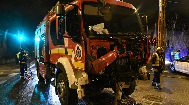 Összetört tűzoltóautó a főváros XVII. kerületében, a Ferihegyi út és a XVII. utca kereszteződésében 2023. január 19-én / Fotó: MTI - Mihádák Zoltán