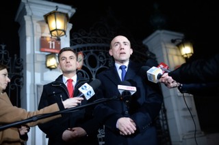 PO na nocnej konferencji o prokuraturze: Od tej chwili polityk może decydować o stawianiu zarzutów