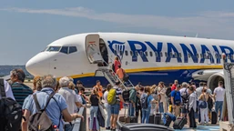 ryanair wprowadza nowe zakazy. tych popularnych przedmiotów nie wolno już wnieść na pokład