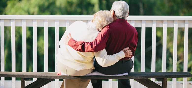 Ruszyła kampania ostrzegająca osoby starsze przed zakażeniem HIV. "Jedziesz do sanatorium tato? Uważaj na…AIDS"