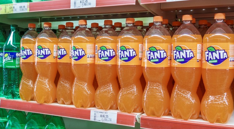 Fanta narancs a polcokon, még naranccsal a logóban