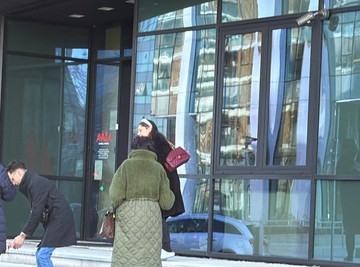 NADICA ADEMOV STIGLA U BOLNICU: Pevačica šepa, teško se kreće nakon povrede noge, sa ćerkom došla na pregled