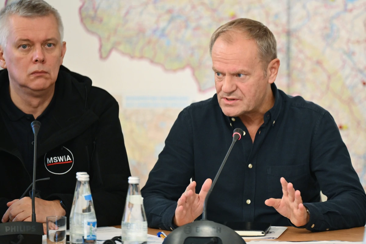  Tusk upomina: Byłoby dobrze, żebyśmy przekazywali informacje w 100 proc. sprawdzone