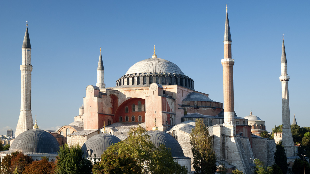 <strong>Hagia Sophia nie będzie zamknięta dla turystów; żadne kroki nie zostały w tym celu podjęte – poinformowała ambasada Turcji. W marcu prezydent kraju Recep Tayyip Erdogan oświadczył, że czas już, by świątynia Mądrości Bożej stała się meczetem.</strong>