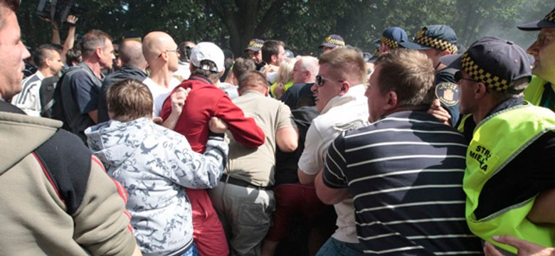 Armatki policji wyparły kupców sprzed hali