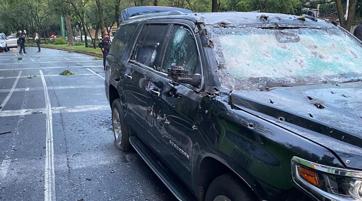 Golyózáport zúdítottak a kartell emberei a mexikóvárosi rendőrfőnök autójára / Fotó: MTI-AP