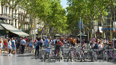 Barcelona pęka w szwach pod naporem turystów i zaczyna się buntować