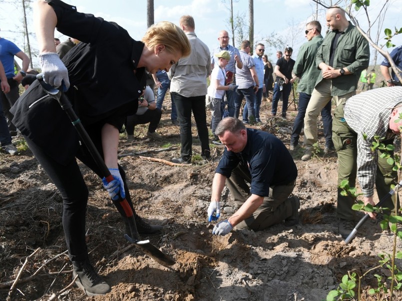 Widok pierwszej damy z łopatą w ręku to prawdziwa rzadkość...