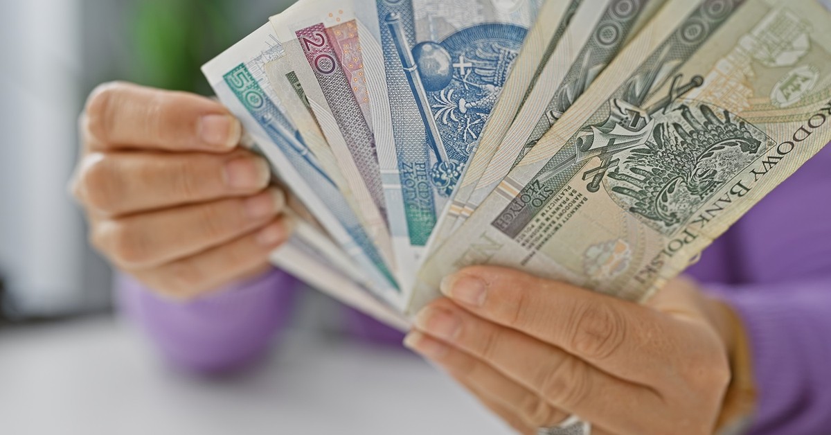 1878.91 PLN per period  from March for childcare. Who will receive the money?