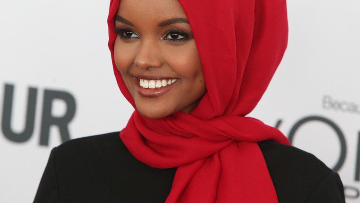 23-letnia Halima Aden to pierwsza modelka w hidżabie, która została gwiazdą. Ta pół Amerykanka, pół Sudanka właśnie ogłosiła, że postanowiła porzucić wybiegi, gdyż praca modelki zbyt często naruszała jej przekonania religijne. Z powodu zleceń, jakie przyjmowała, m.in. nie mogła odbywać wszystkich modlitewnych rytuałów.