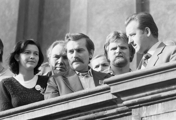 Solidarność Była Kobietą. Ewa Ossowska, Henryk Mażul, Lech Wałęsa, Waldemar Stawicki, Marian Jurczyk przed kościołem Św. Krzyża w Warszawie. 24.09.1980. 