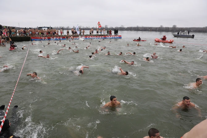 Plivanje za Časni krst na Bogojavljenje 