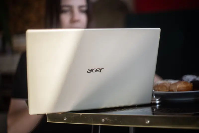 Natalia doceniła bardzo że laptop Acer Swift 5 może pracować 17 godzin bez ładowania, foto. Dominik Czerny