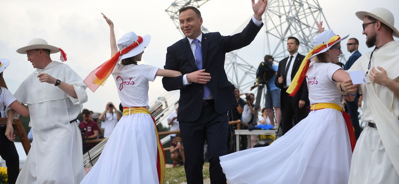 Prezydent tańczył pod Bramą-Rybą w Lednicy. Internauci: Czasem kontuzja kolana to dar niebios