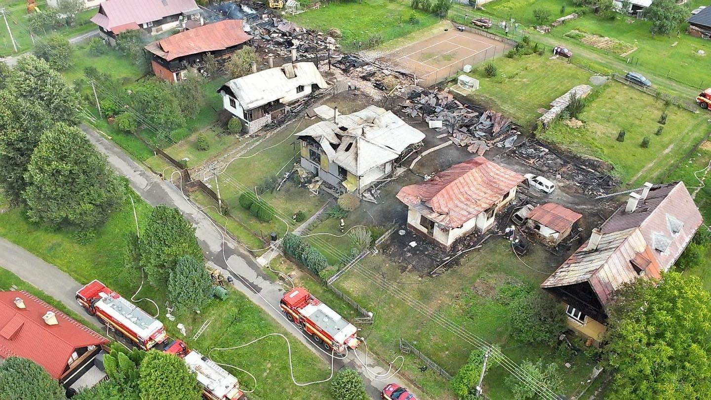 Nočný požiar v Braväcove zasiahol 10 stavieb.
