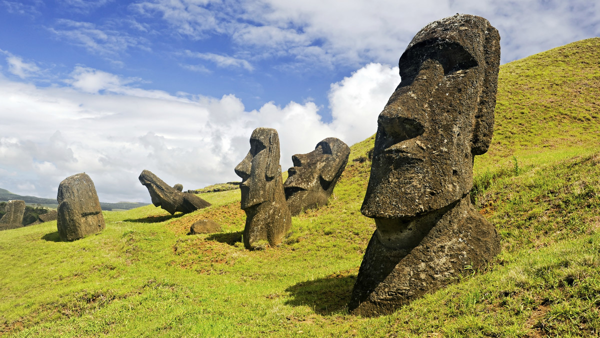 Naukowcy są bliscy całkowitego rozwiązania tajemnicy słynnych posągów znajdujących się na Wyspie Wielkanocnej. Podali najnowsze ustalenia: posągi są niczym innym jak... drogowskazem.