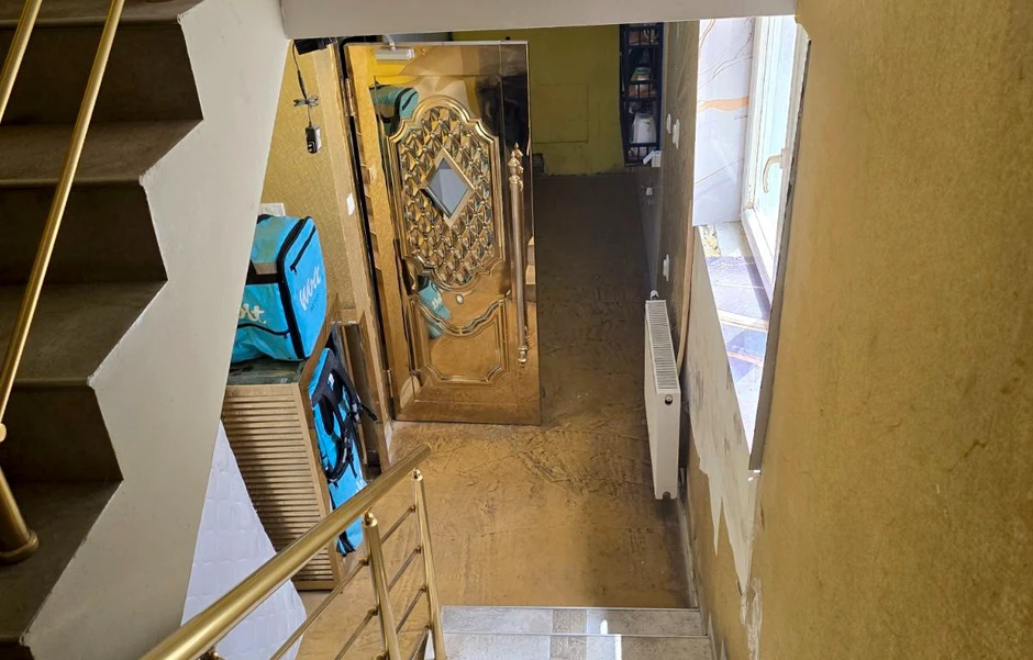 policija upala u hostel u surčinu